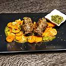 Rindfleischröllchen mit Mandelpesto auf Karottengemüse mit Frühlingszwiebeln