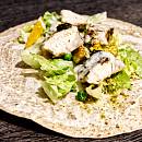 Wrap mit Mango, Hähnchen, Orange, Erbsen, Eisbergsalat und Joghurtsauce