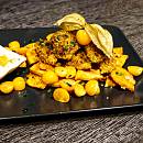 Kokos-Hähnchen-Nuggets auf Süßkartoffeln und Physalis mit Joghurt-Dip