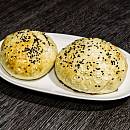 Fladenbrötchen mit schwarzem und weißem Sesam