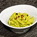 Grüner Dip aus Erbsen, Avocados, Curry und Wasabi