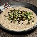 Suppe aus Champignons, püriert; garniert mit Kürbiskernen und Petersilie