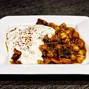 Orientalischer Rinder-Topf mit Kichererbsen & Masala-Joghurt