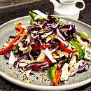 Bunter, veganer Krautsalat mit Tahin-Dressing