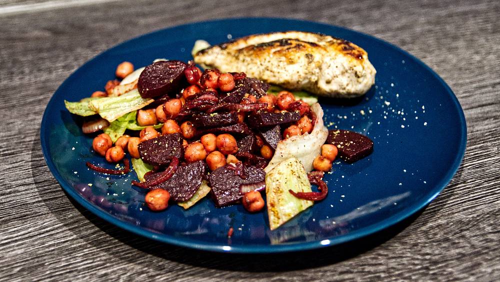 Rote Bete-Kichererbsen-Salat mit Hühnchen