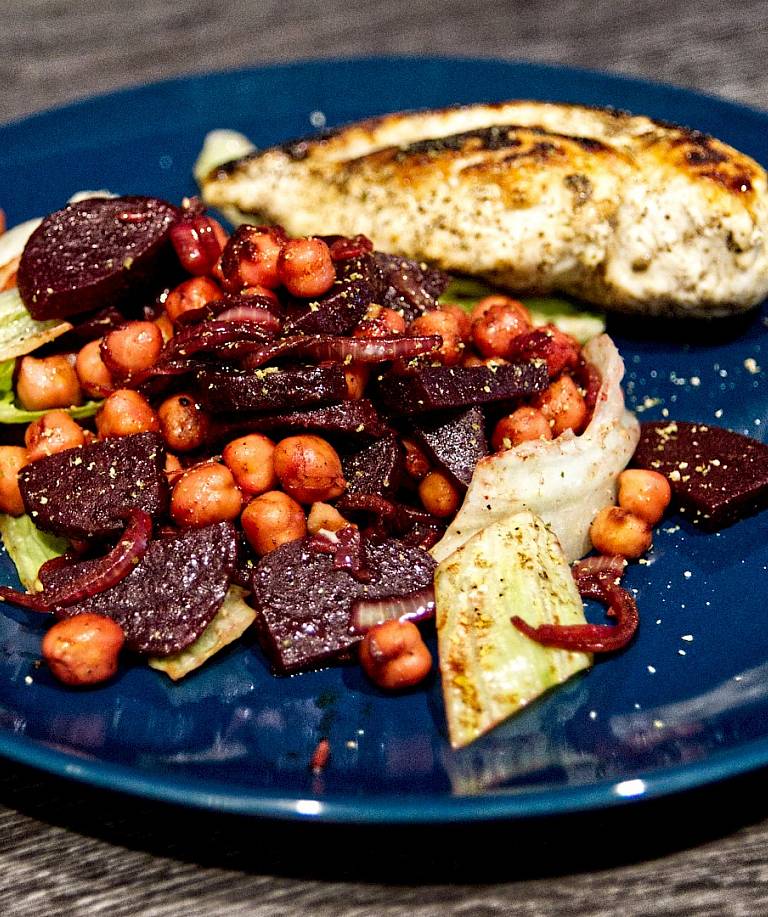 Rote Bete-Kichererbsen Salat mit Hühnchen