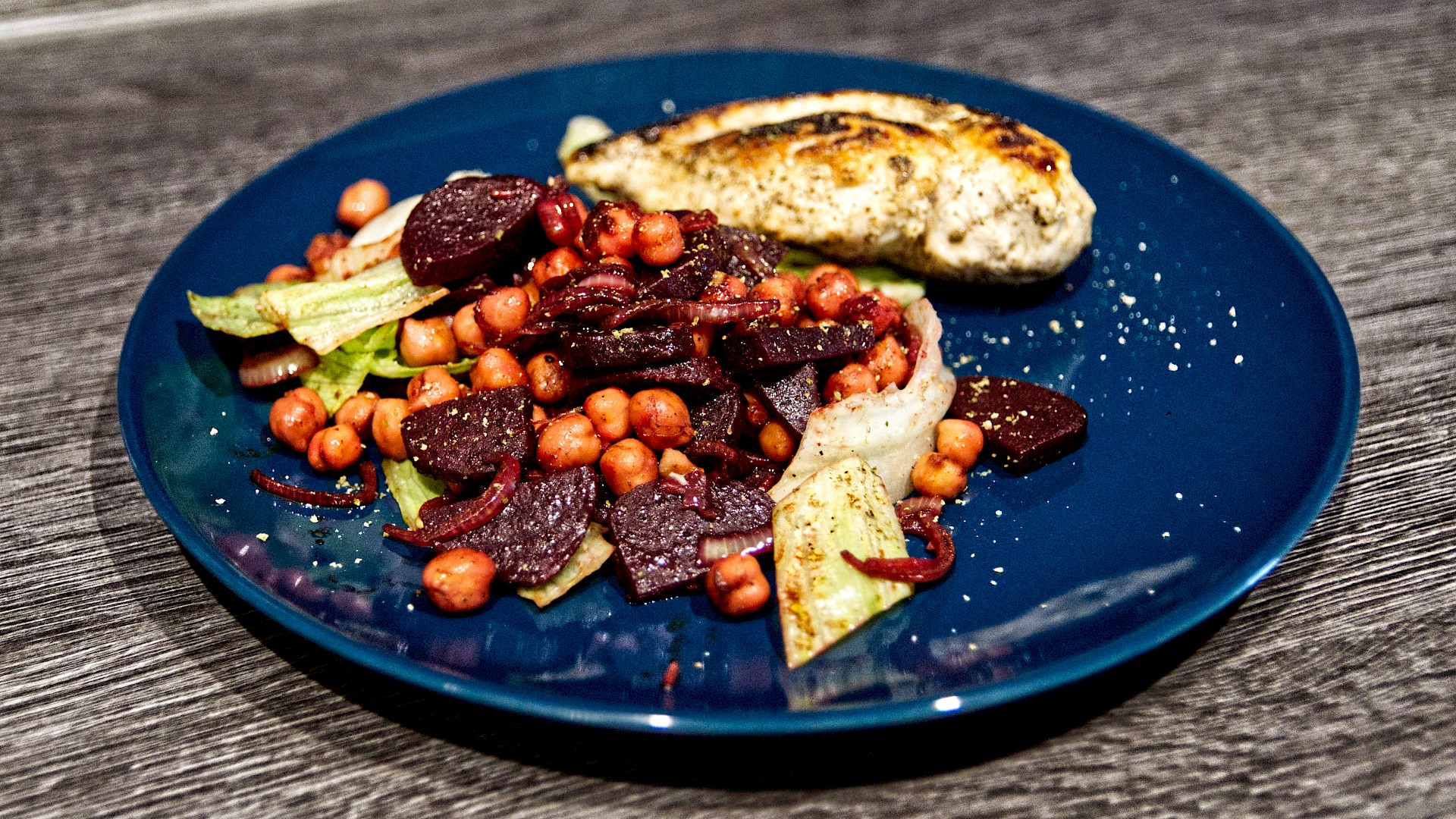 Rote Bete-Kichererbsen Salat mit Hühnchen