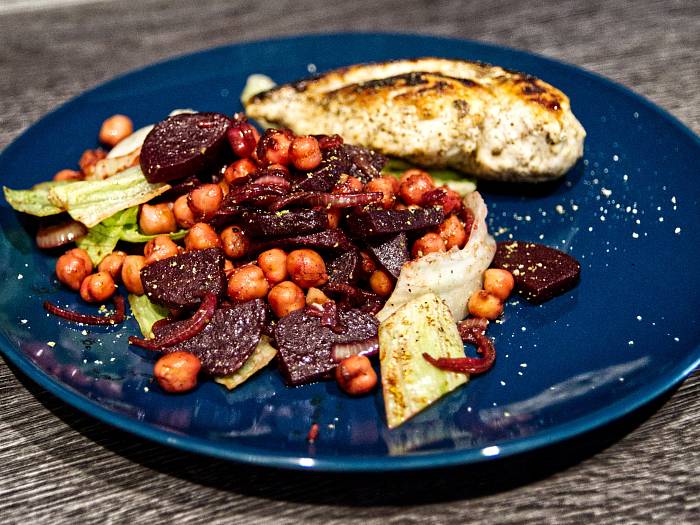 Rote Bete-Kichererbsen-Salat mit Hühnchen