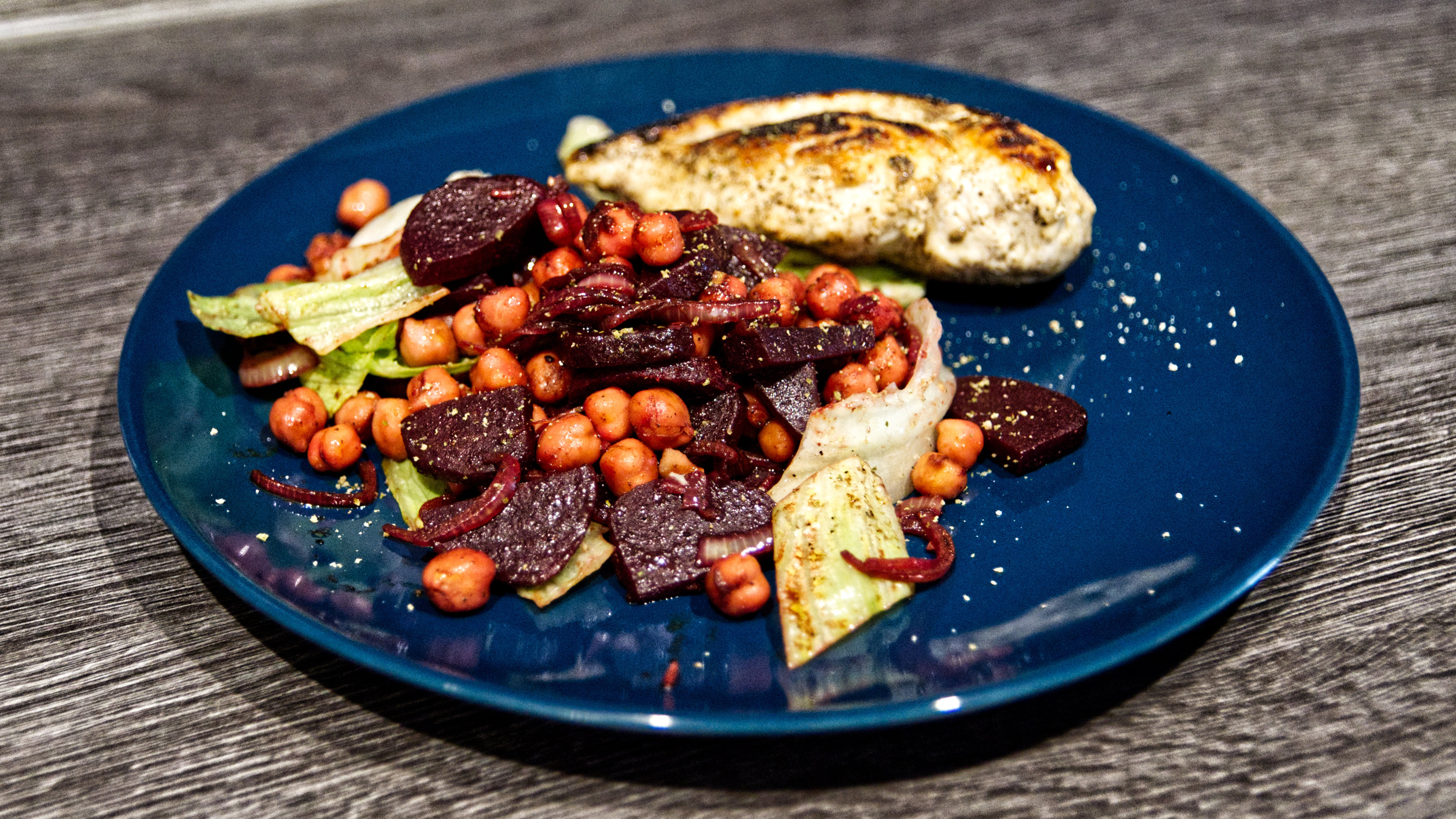 Rote Bete-Kichererbsen-Salat mit Hühnchen