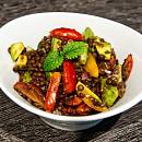 Tomaten-Linsensalat mit Avocado