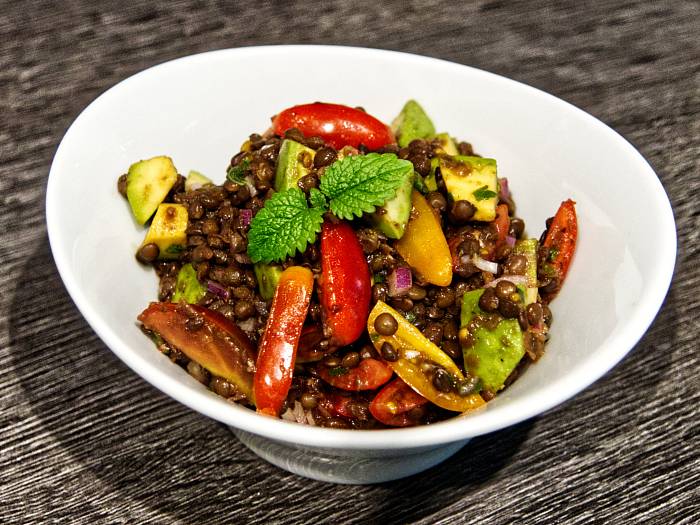 Tomaten-Linsensalat mit Avocado