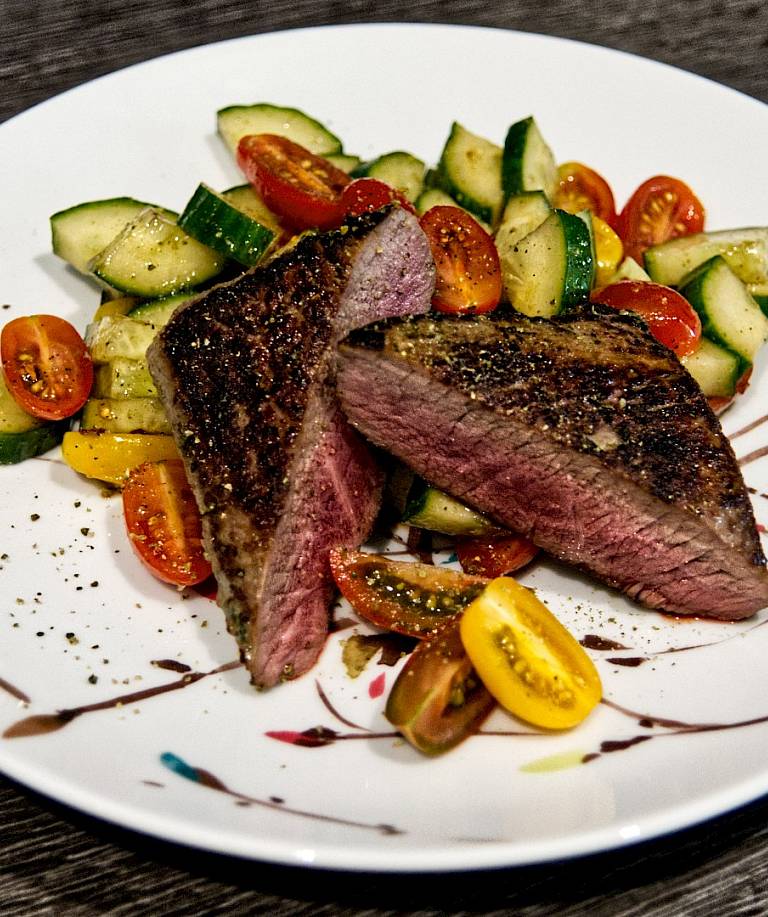 Lammlachse mit Gurken-Tomaten-Salat