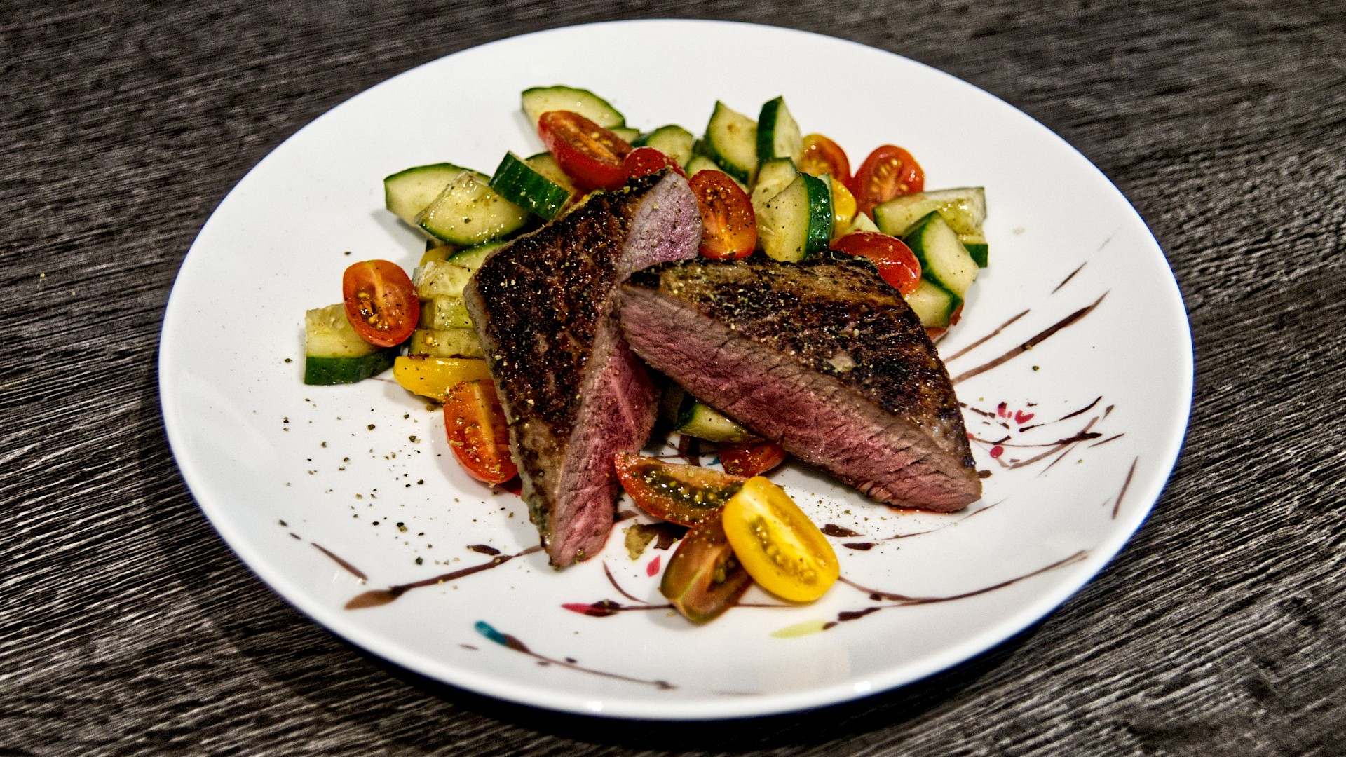 Lammlachse mit Gurken-Tomaten-Salat