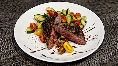 Lammlachse auf Gurken-Tomaten-Salat