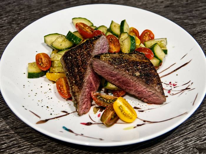 Lammlachse auf Gurken-Tomaten-Salat