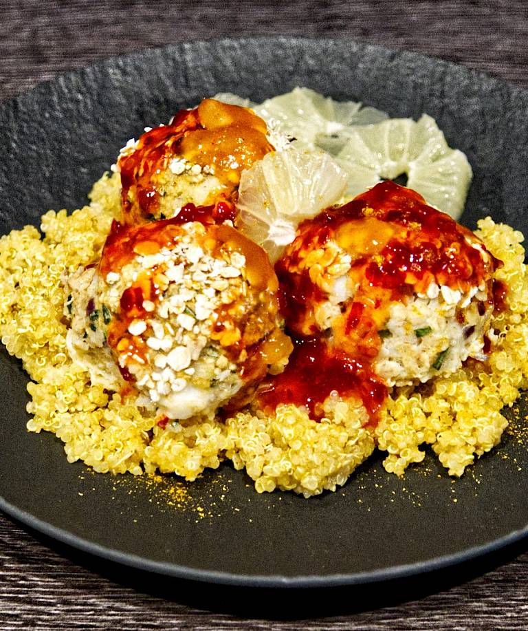 Kabeljau-Fenchel-Bällchen auf Quinoa