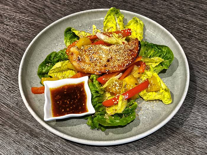 Teriyaki-Hähnchen mit Paprika und Ananas
