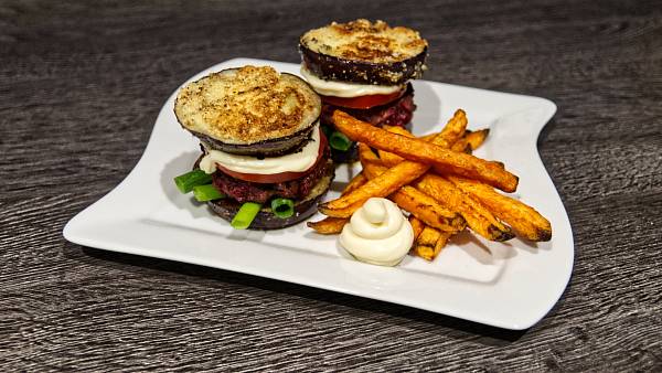 Rote Bete-Rind-Burger mit Süßkartoffelpommes