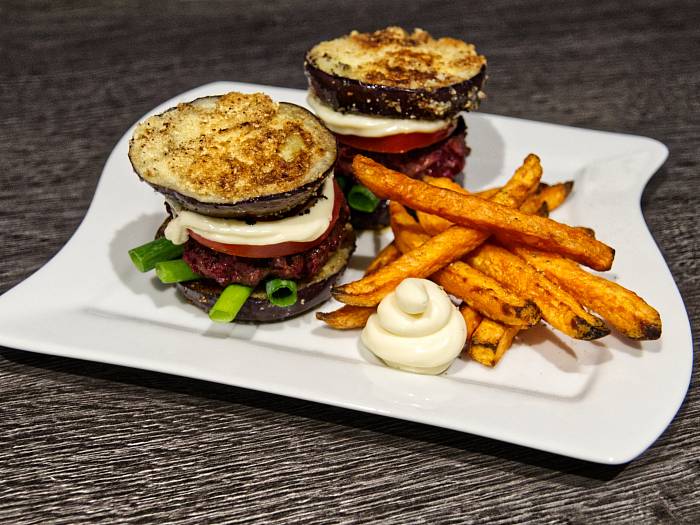 Rote Bete-Rind-Burger mit Süßkartoffelpommes