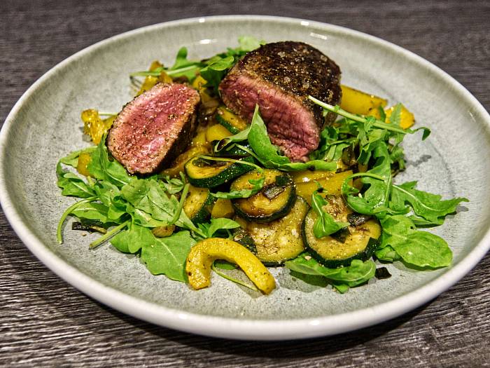 Medium gebratenes Rindersteak auf Zucchini & Paprika