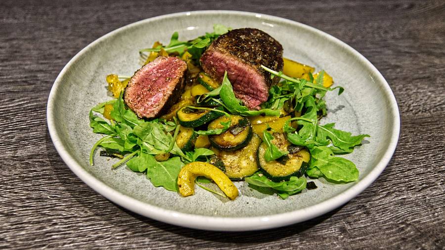 Medium gebratenes Rindersteak auf Zucchini & Paprika
