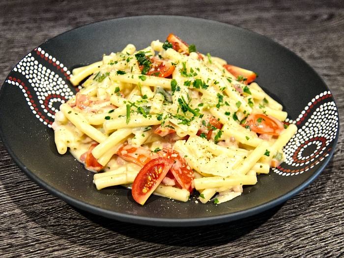 Maccheroni mit Käse-Schinken-Sauce