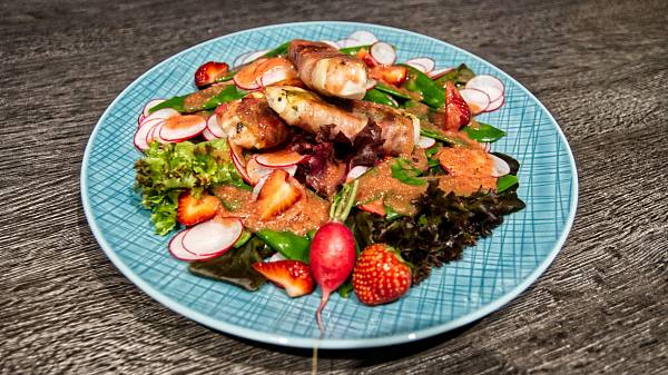 Puten-Saltimbocca auf Radieschen-Salat mit Erdbeerdressing
