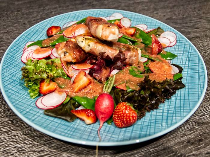 Puten-Saltimbocca auf Radieschen-Salat mit Erdbeerdressing