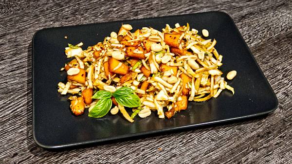 Krautsalat mit Melone, Fenchel und Erdnüssen