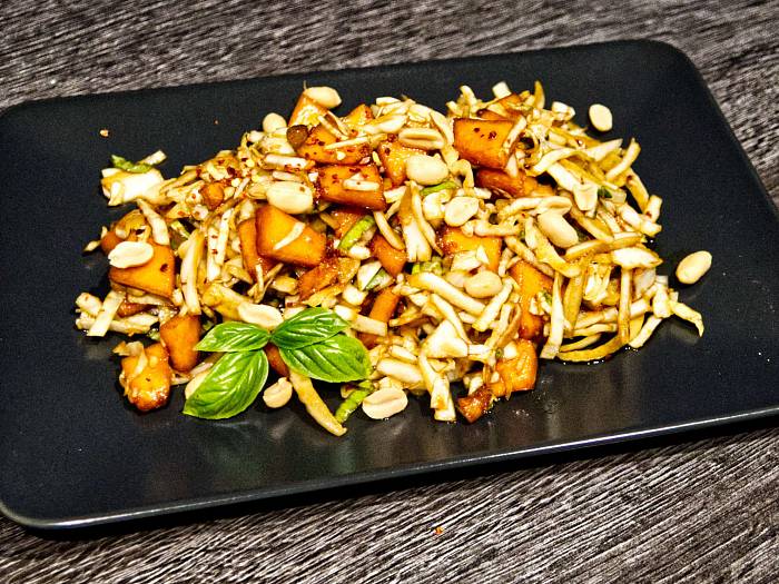 Krautsalat mit Melone, Fenchel und Erdnüssen