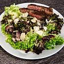 Salat mit marinierten Pilzen und Rumpsteak