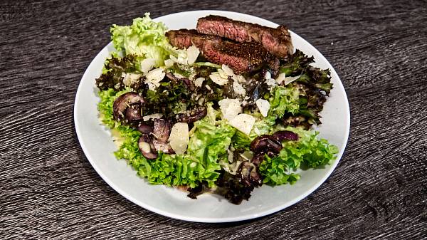 Salat mit marinierten Pilzen und Rumpsteak
