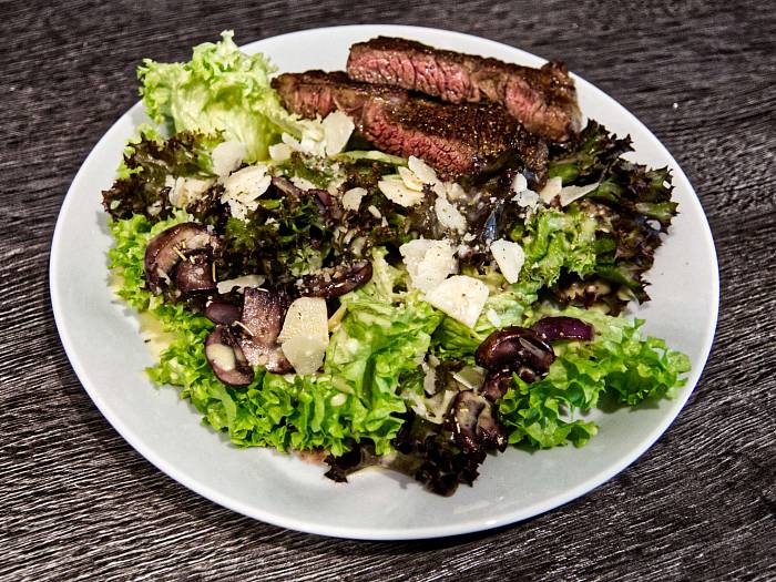 Salat mit marinierten Pilzen und Rumpsteak