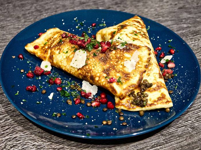 Parmesan-Pfannkuchen mit Linsen-Champignon-Füllung