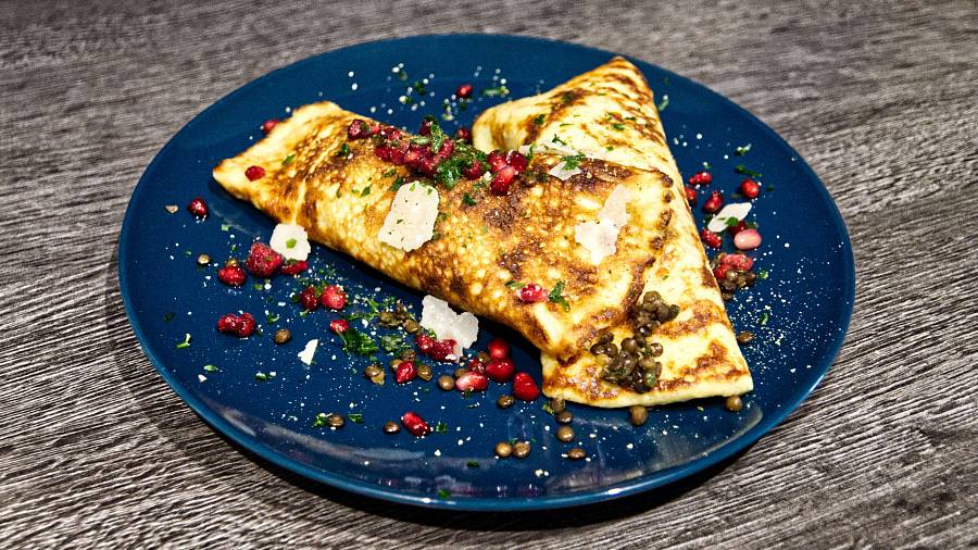Parmesan-Pfannkuchen mit Linsen-Champignon-Füllung
