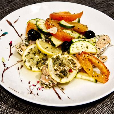 Wildlachs aus dem Ofen mit Tomaten, Oliven und Zucchini