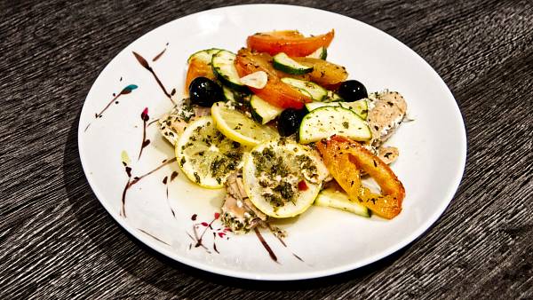 Wildlachs aus dem Ofen mit Tomaten, Oliven und Zucchini