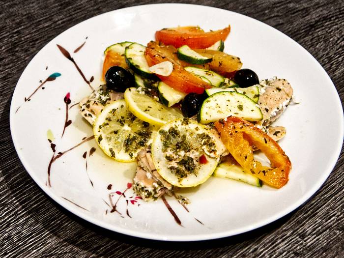 Wildlachs aus dem Ofen mit Tomaten, Oliven und Zucchini
