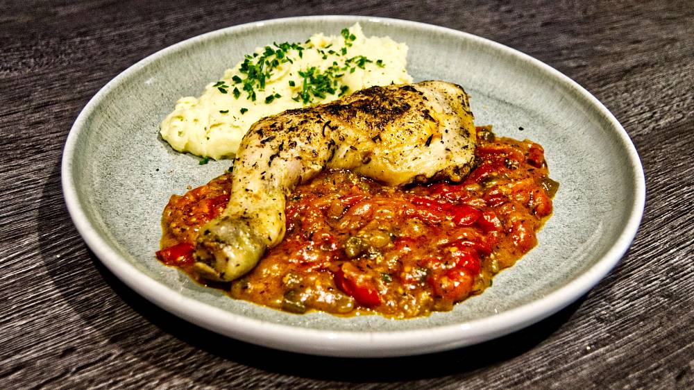 Hähnchenschenkel mit Tomatensugo und Kartoffelpürree