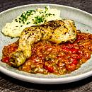 Hähnchenschenkel mit Tomatensugo und Kartoffelpürree
