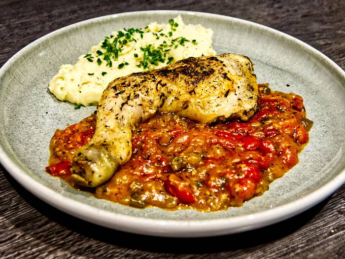 Hähnchenschenkel mit Tomatensugo und Kartoffelpürree