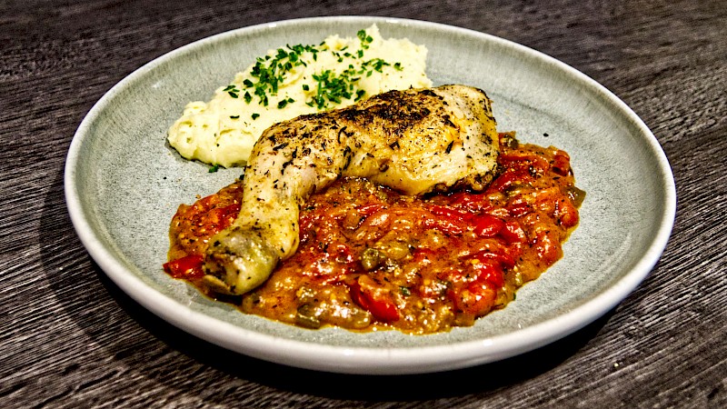 Hähnchenschenkel mit Tomatensugo