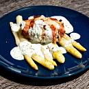 Hähnchenbrust auf Spargel mit Joghut-Kräuter-Sauce
