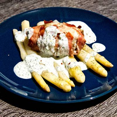 Hähnchenbrust auf Spargel mit Joghut-Kräuter-Sauce