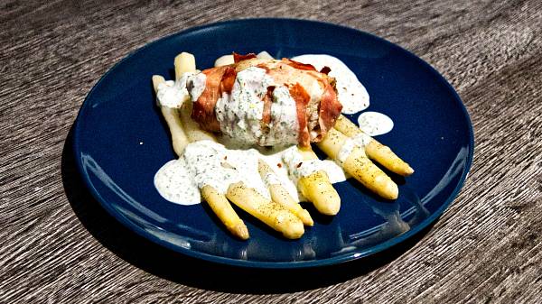 Hähnchenbrust auf Spargel mit Joghut-Kräuter-Sauce