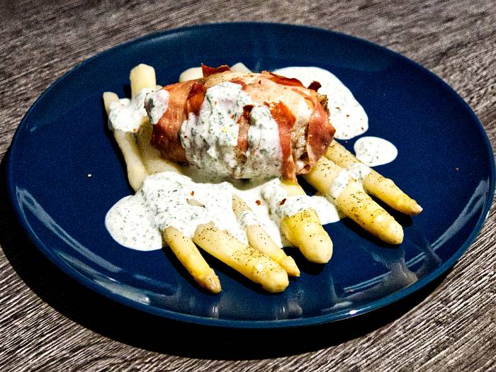 Hähnchenbrust auf Spargel mit Joghut-Kräuter-Sauce