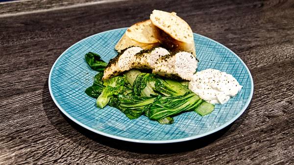 Pute auf Pak-Choi mit Ricottadip
