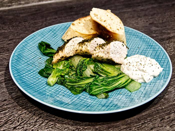 Pute auf Pak-Choi mit Ricottadip