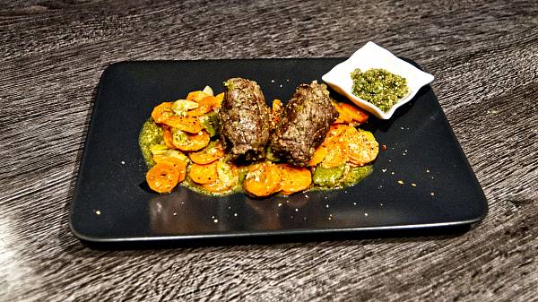 Rindfleischröllchen mit Mandelpesto auf Karottengemüse mit Frühlingszwiebeln
