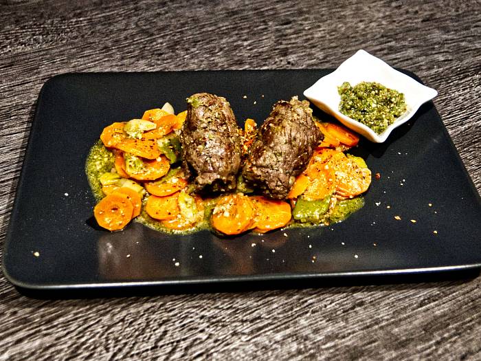 Rindfleischröllchen mit Mandelpesto auf Karottengemüse mit Frühlingszwiebeln
